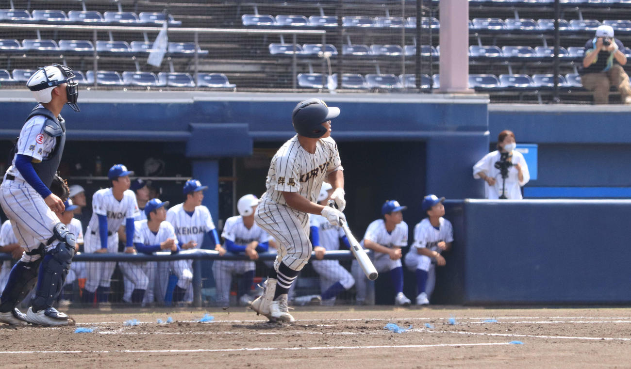 高崎健康福祉大高崎対桐生第一　6回裏桐生第一2死満塁、初球を左翼スタンドに運ぶ満塁弾を放つ星野（撮影・小早川宗一郎）