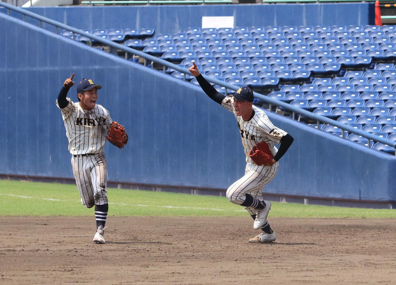 高崎健康福祉大高崎対桐生第一　優勝を決めて喜ぶ桐生第一・蓼原慎仁（右）（撮影・小早川宗一郎）