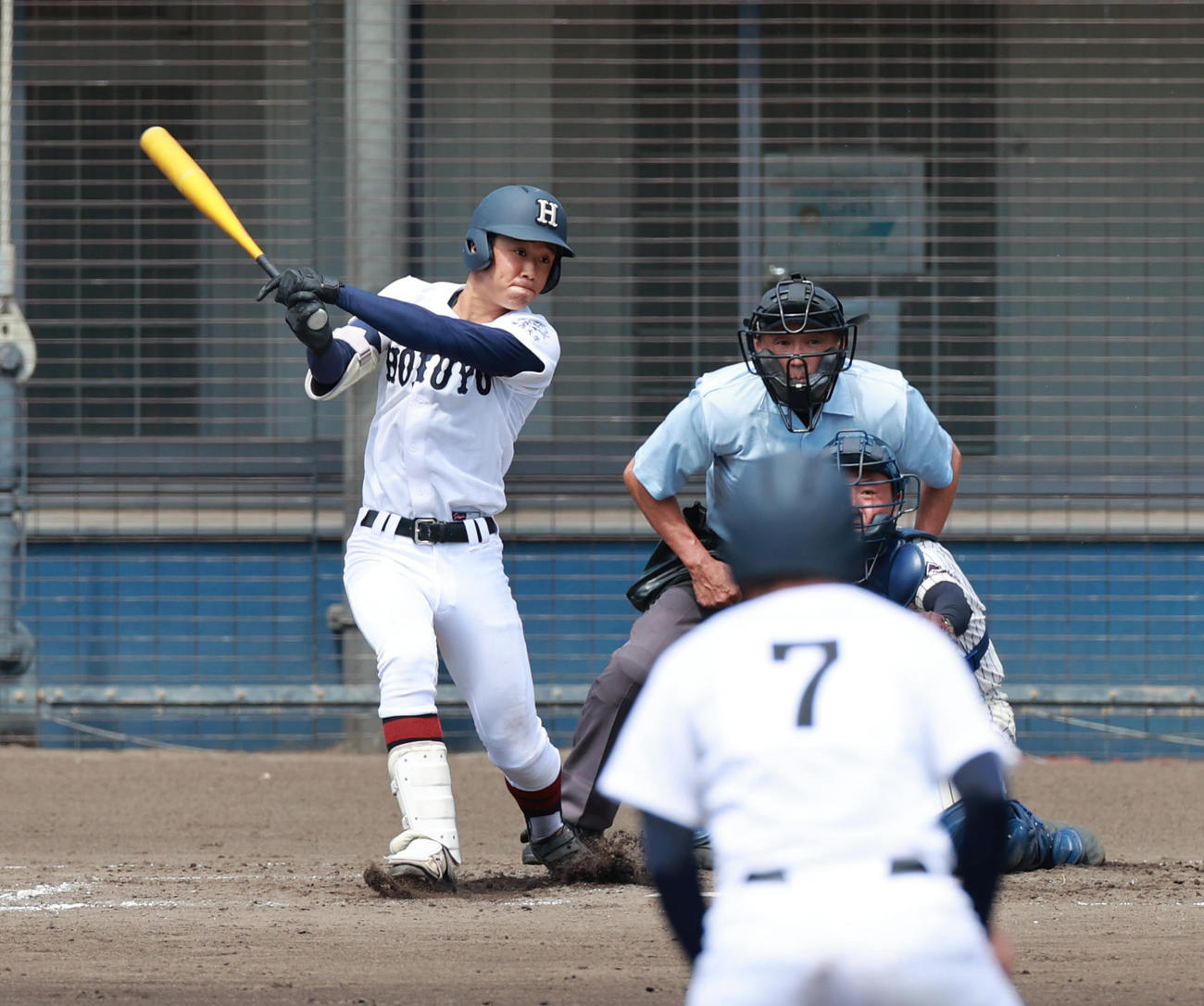 大阪大会準決勝　大院大高対関大北陽　3回裏関大北陽2死二、三塁、左へ同点の2点適時打を放つ川崎宗太（撮影・清水貴仁）