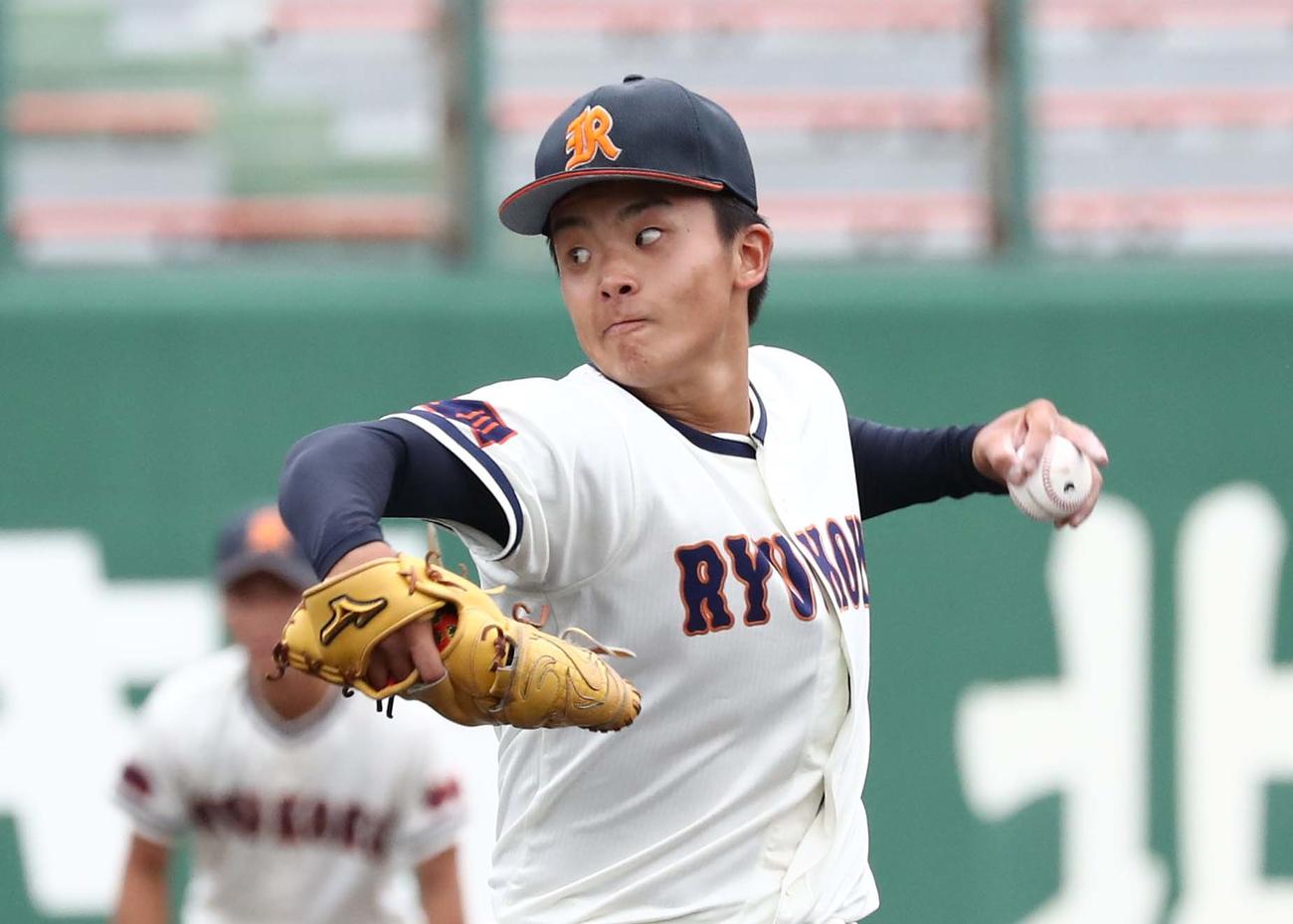 旭川龍谷対旭川実　1回途中から登板し無失点に抑える長谷（撮影・黒川智章）