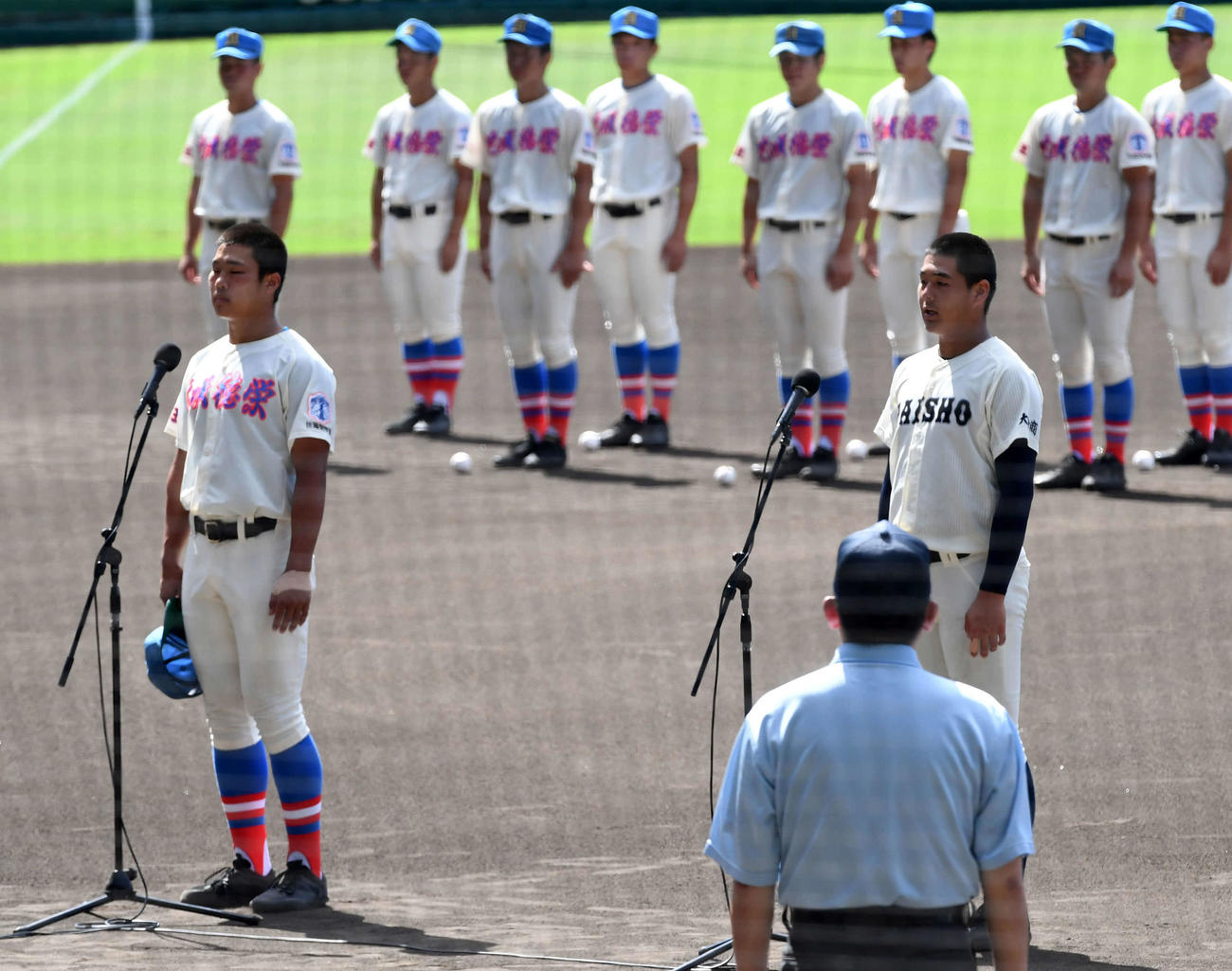 高校野球交流試合開会式で選手宣誓を行う花咲徳栄・井上（左）、大分商・川瀬の両主将（撮影・前岡正明）