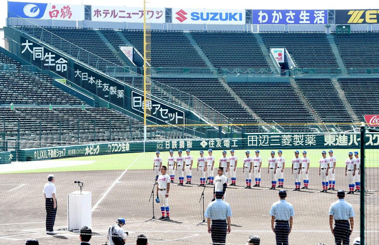 高校野球交流試合開会式で選手宣誓を行う花咲徳栄・井上（左）、大分商・川瀬の両主将（撮影・前岡正明）