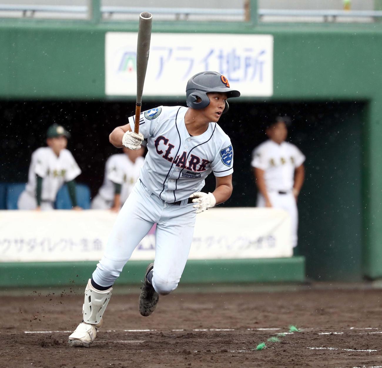 武修館対クラーク　3回裏クラーク1死一、三塁、右前適時打を放つ佐藤（撮影・黒川智章）