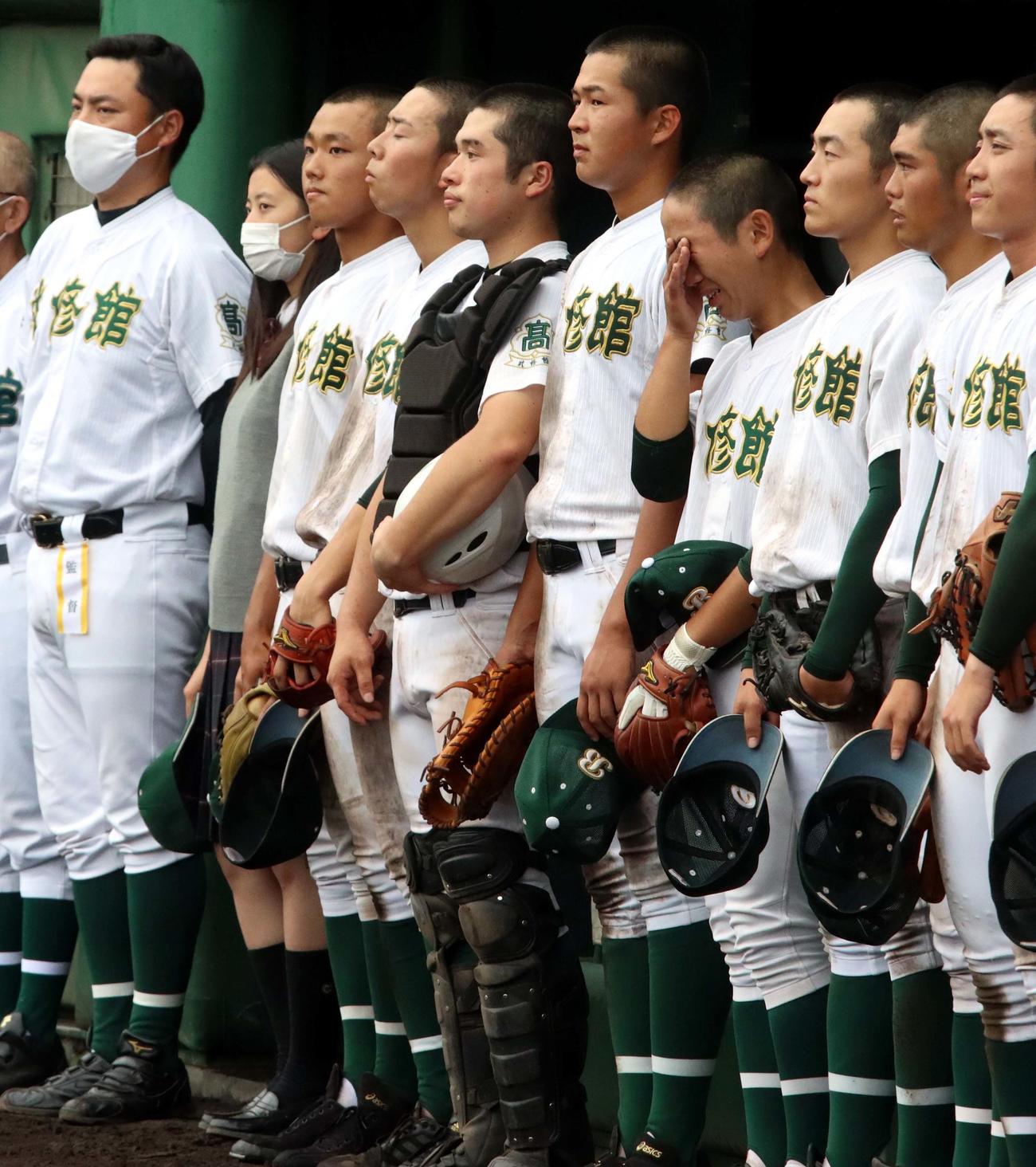 武修館対クラーク　準決勝で敗れ上を向いて目を閉じる武修館の中谷（左から4人目）（撮影・永野高輔）