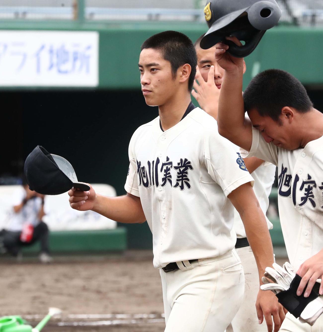 旭川龍谷対旭川実　準決勝で敗れ引き揚げる旭川実・笠間（撮影・黒川智章）
