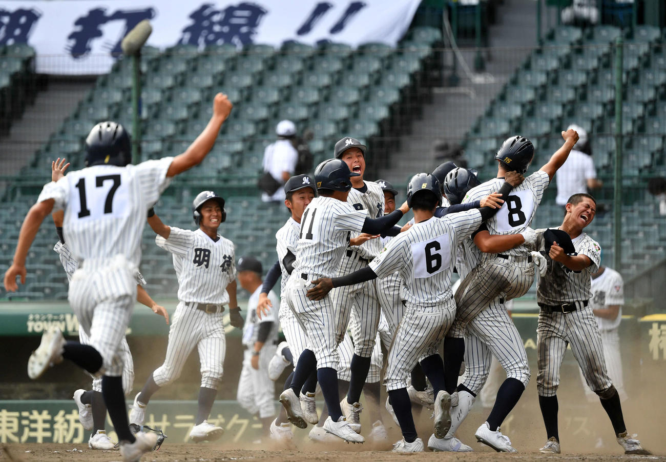 鳥取城北対明徳義塾　9回裏明徳義塾2死一、二塁、新沢の右越え2点適時三塁打で逆転サヨナラ勝ちし歓喜する明徳義塾ナイン（撮影・横山健太）