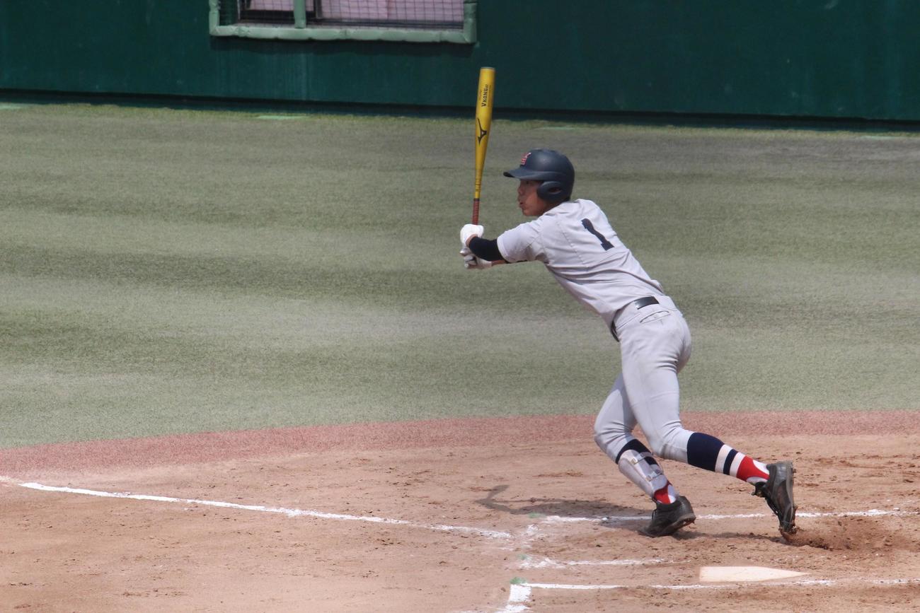 岸根対横浜　1回裏横浜2死満塁、中越えに2点適時二塁打を放つ松本