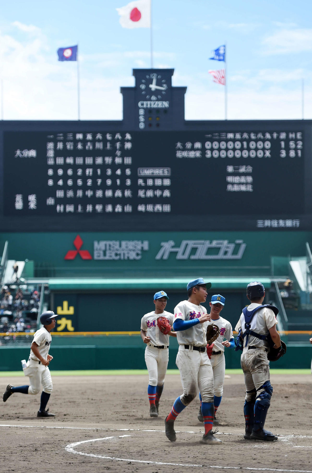 大分商対花咲徳栄　大分商に勝利し、整列に向かう花咲徳栄ナイン（撮影・前岡正明）