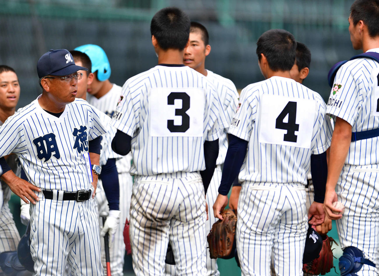 鳥取城北対明徳義塾　9回裏の攻撃を前に、円陣で選手を鼓舞する明徳義塾・馬淵監督（左）（撮影・岩下翔太）