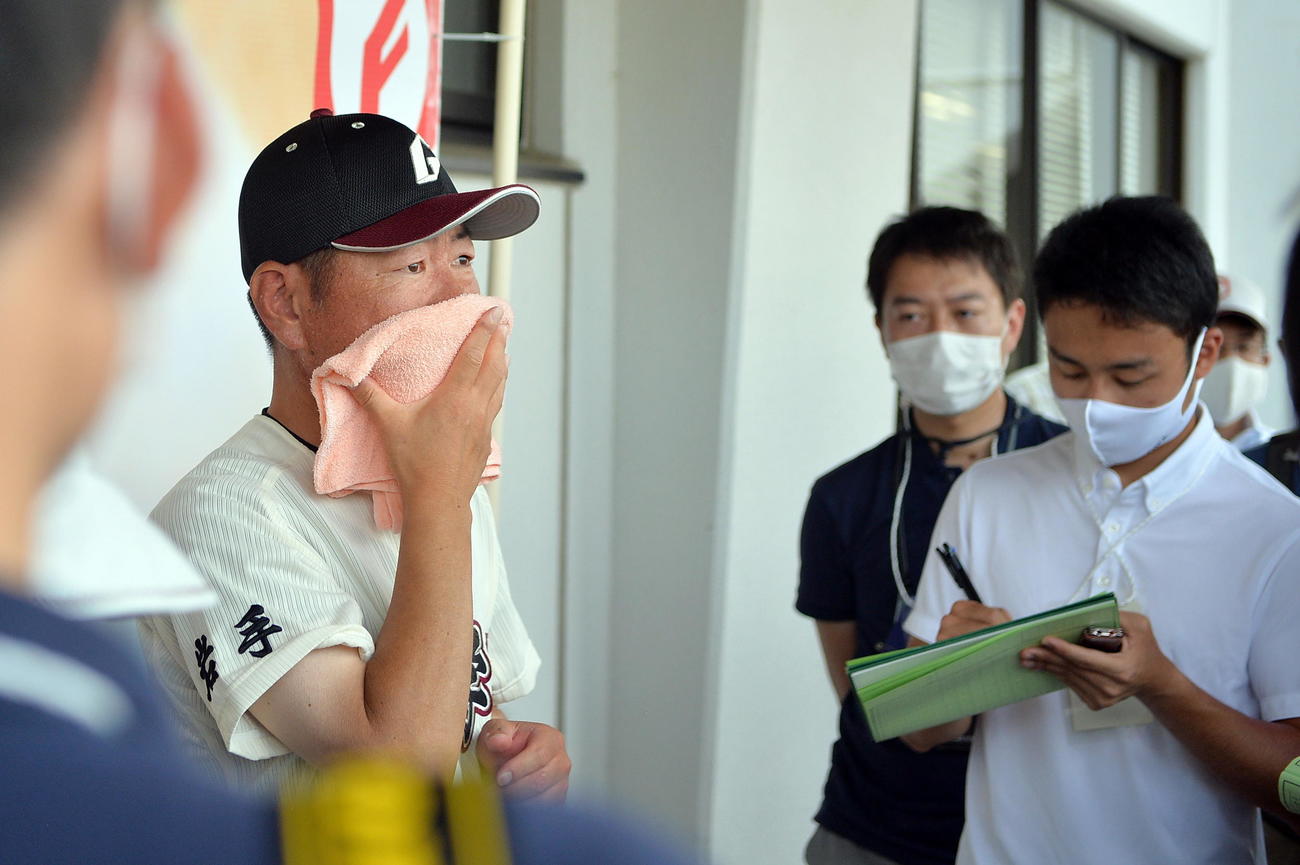 仙台育英対一関学院　3年生への思いを話しながら感極まって目を潤ませる一関学院・高橋監督（撮影・鎌田直秀）