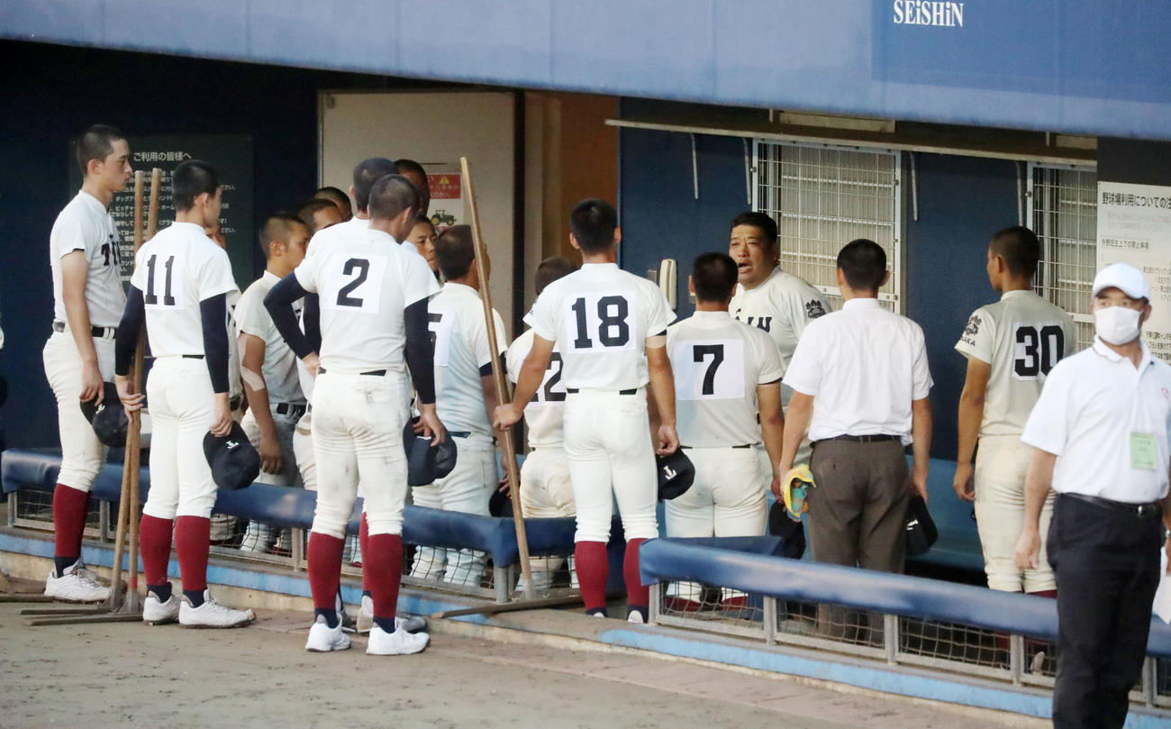 大阪桐蔭対履正社　履正社に敗れベンチでナインに声を掛ける西谷監督（撮影・加藤哉）