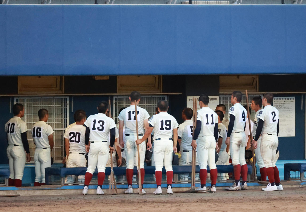大阪大会準決勝　大阪桐蔭対履正社　試合後にベンチで円陣を組む大阪桐蔭ナイン（撮影・清水貴仁）