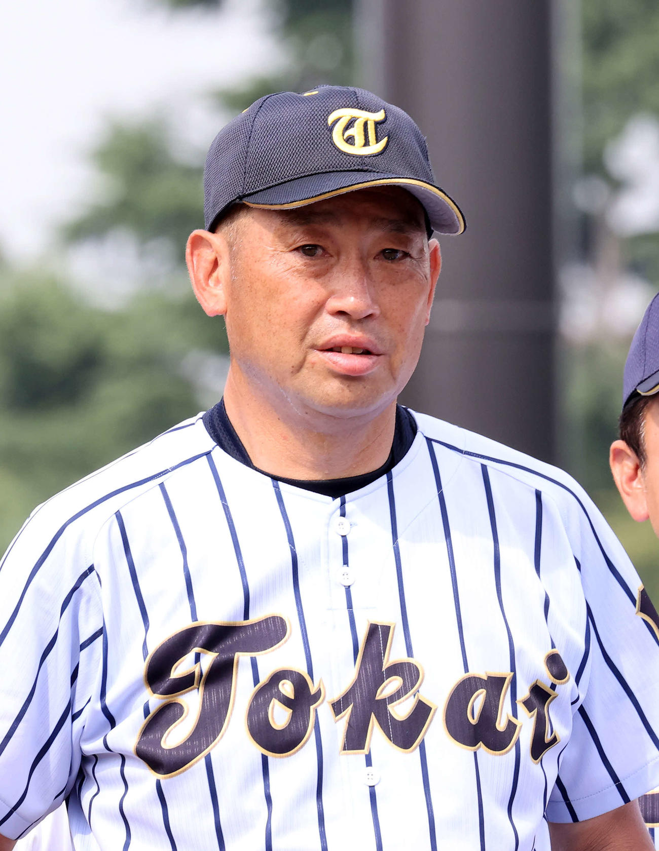 帝京対東海大菅生　集合写真に納まる東海大菅生・若林監督（撮影・鈴木正人）