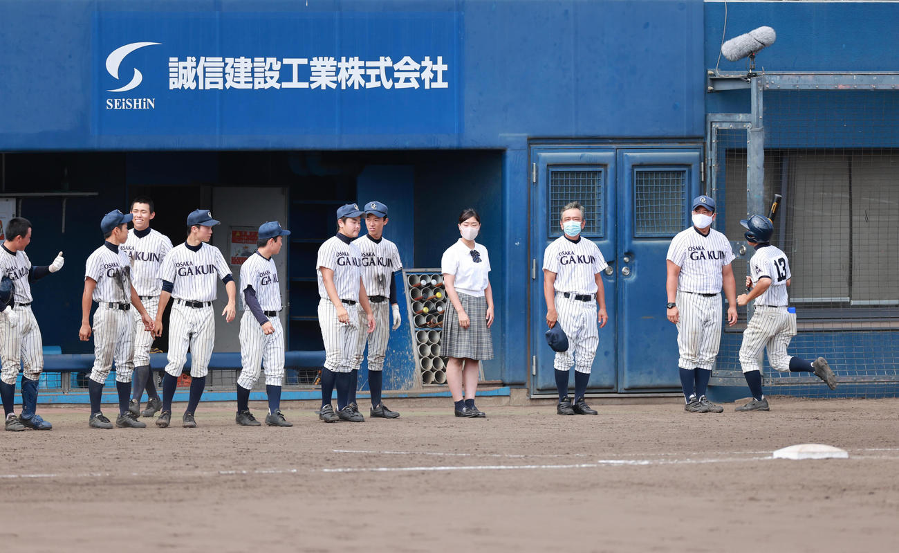 大院大高対関大北陽　5回コールドで敗れ整列する大院大高ナイン（撮影・清水貴仁）