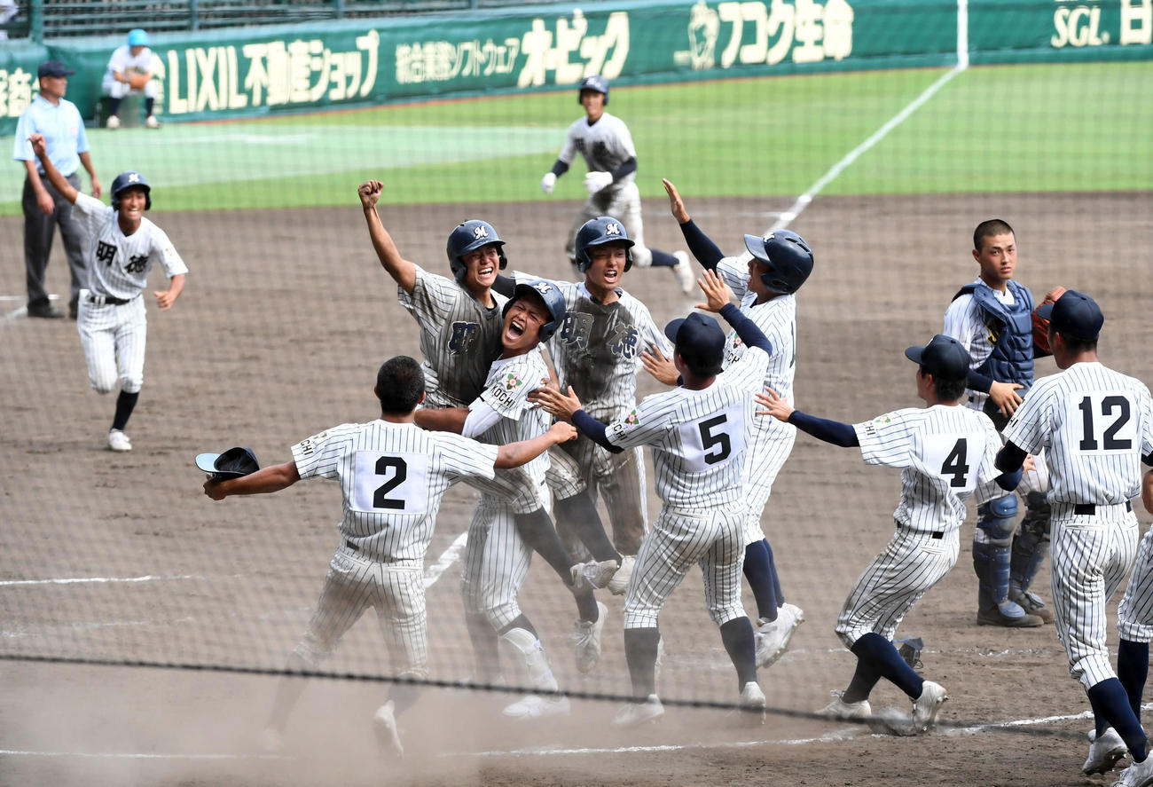 鳥取城北対明徳義塾　9回裏明徳義塾2死一、二塁、新沢の右越え2点三塁打で逆転サヨナラ勝ちし、喜ぶ明徳義塾ナイン（撮影・前岡正明）