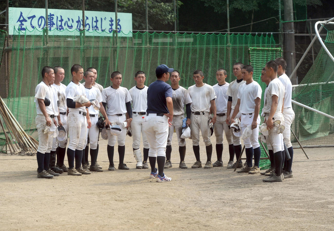 米山監督の話を聞いて、士気を高める加藤学園ナイン
