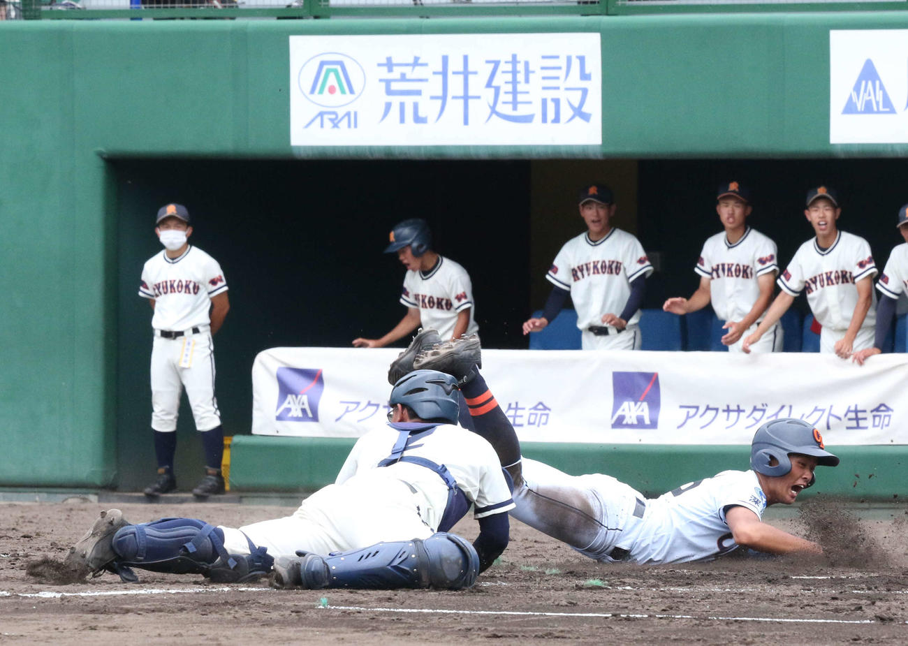 旭川龍谷対クラーク　3回裏クラーク2死二塁、二走佐藤は辰已の中前打で生還して雄たけびを上げる（撮影・浅水友輝）