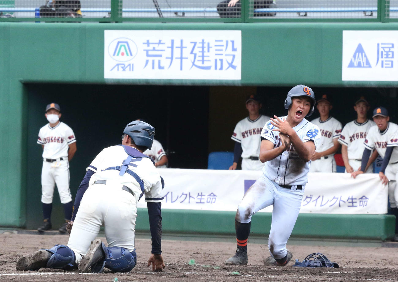 旭川龍谷対クラーク　3回裏クラーク2死二塁、二走佐藤は辰已の中前打で生還して雄たけびを上げる（撮影・浅水友輝）
