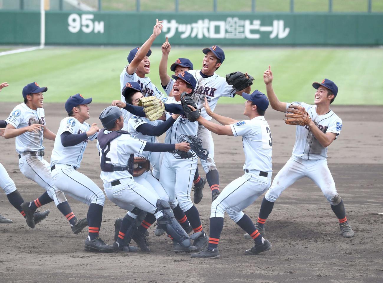 クラーク対旭川龍谷　優勝し抱き合い歓喜するクラークナイン（撮影・黒川智章）