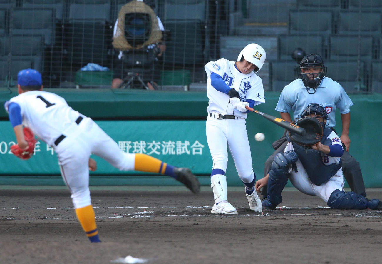明豊対県岐阜商　7回表明豊2死一、二塁、野上は一塁適時内野安打を放つ（撮影・上山淳一）