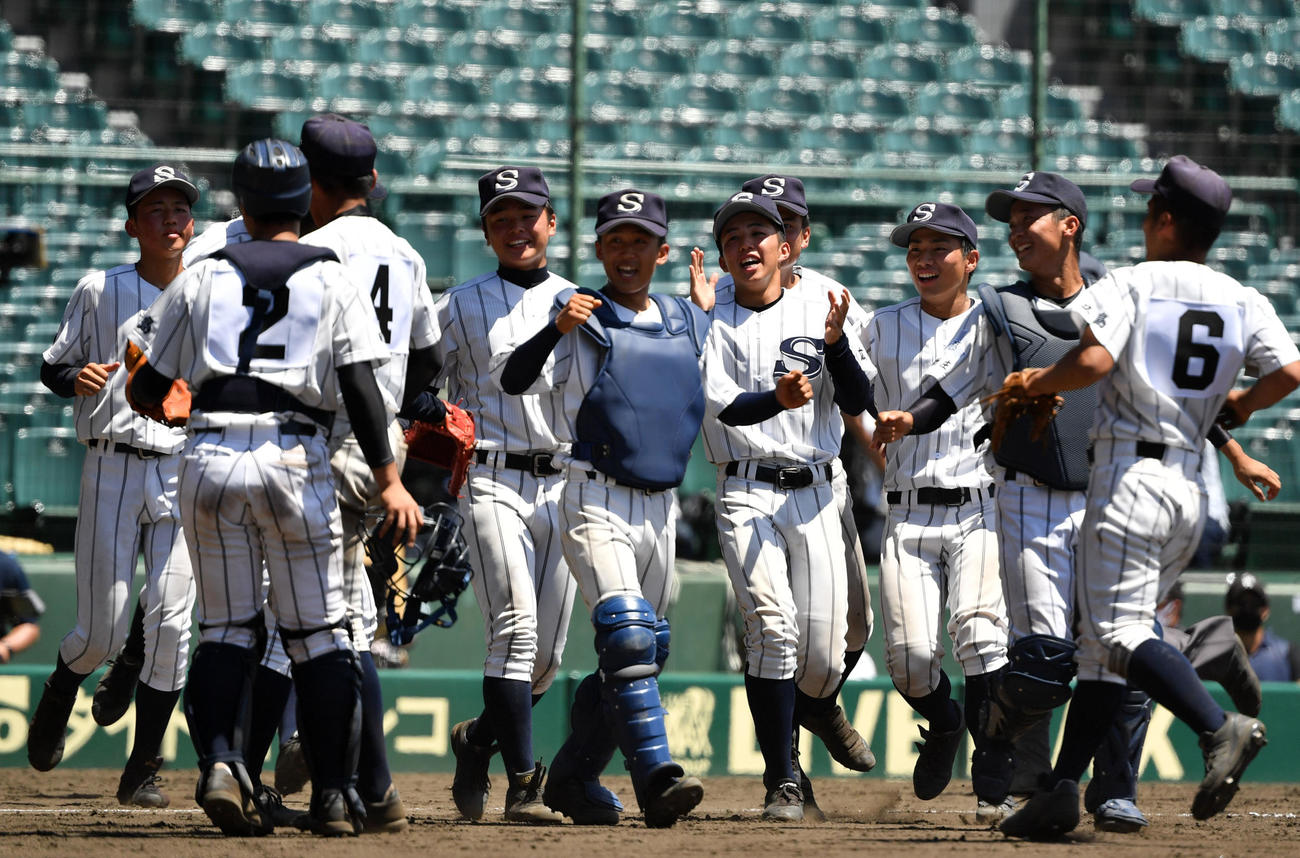 広島新庄対天理　天理に勝利し歓喜する広島新庄ナイン（撮影・横山健太）