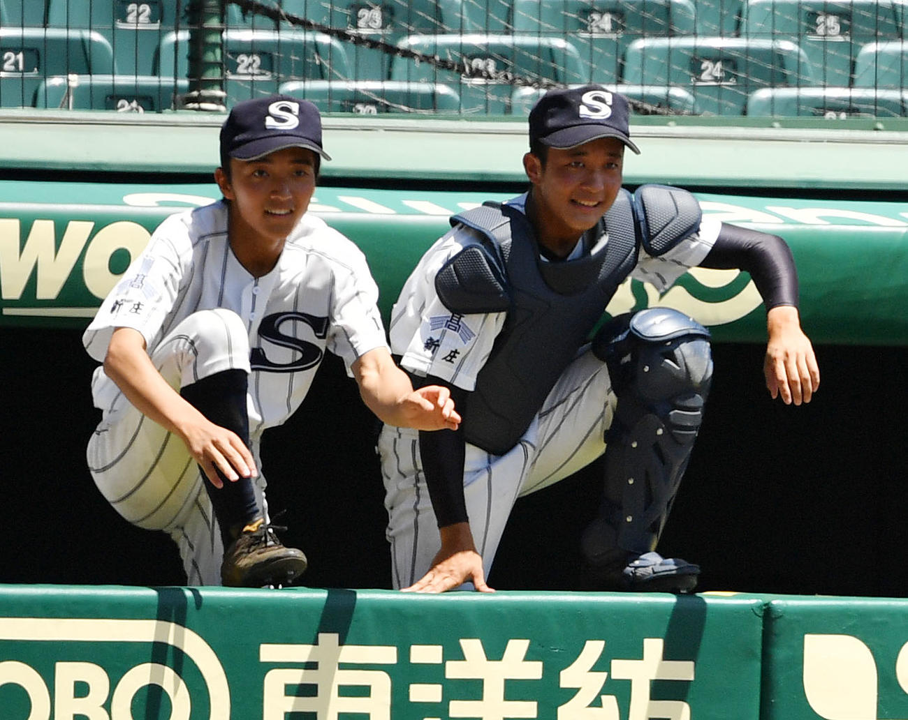 広島新庄対天理　天理に勝利しベンチを飛び出す広島新庄・秋田（左）（撮影・横山健太）