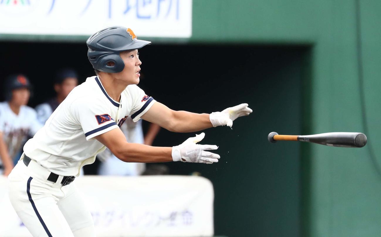 クラーク対旭川龍谷　6回表旭川龍谷2死一塁、右飛に終わる菅（撮影・黒川智章）