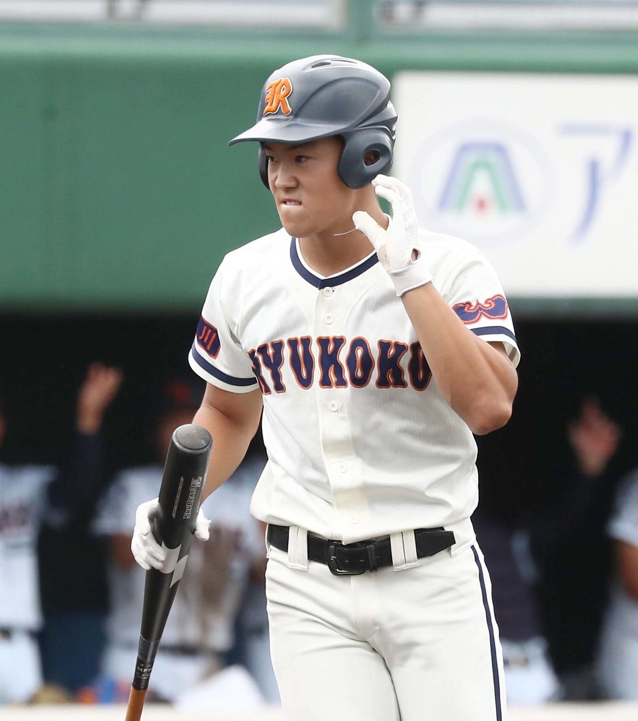 クラーク対旭川龍谷　4回表旭川龍谷1死、三振に終わり悔しがる菅（撮影・黒川智章）