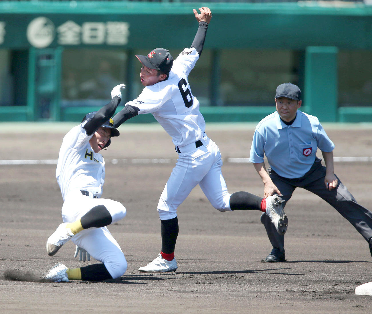 平田対創成館　2回表平田1死一塁、高橋は二盗を決める、右は遊撃手松尾（撮影・上山淳一）