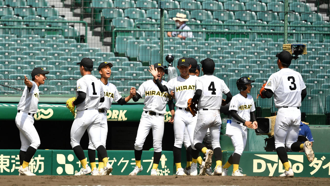平田対創成館　6回裏を無失点に抑え士気が上がる平田ナイン（撮影・横山健太）