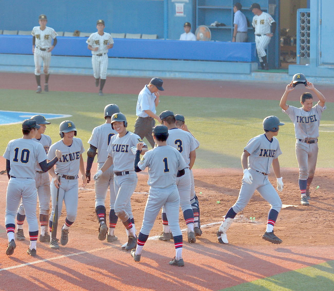タイブレーク10回裏仙台育英1死一、二塁、サヨナラ打を放った宮本（中央）を祝福する選手たち（撮影・鎌田直秀）