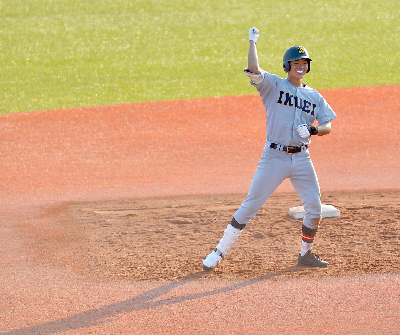 タイブレーク10回裏仙台育英1死一、二塁、左越えサヨナラ適時二塁打を放ってガッツポーズする宮本（撮影・鎌田直秀）