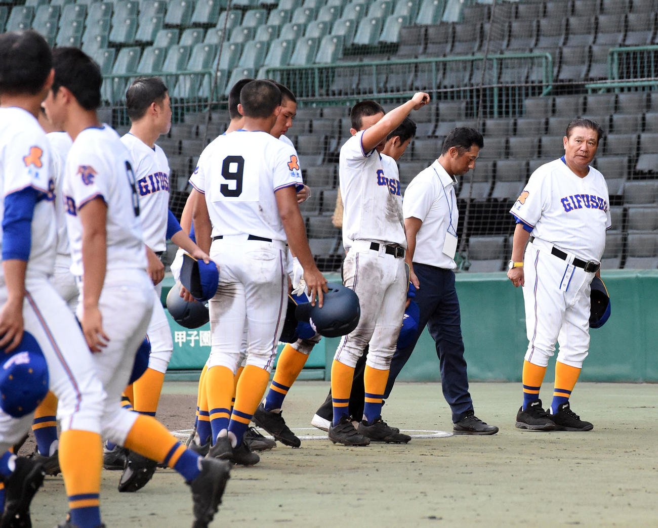 明豊対県岐阜商　明豊に敗れあいさつする県岐阜商・鍛治舎監督（右）とナイン（撮影・前岡正明）