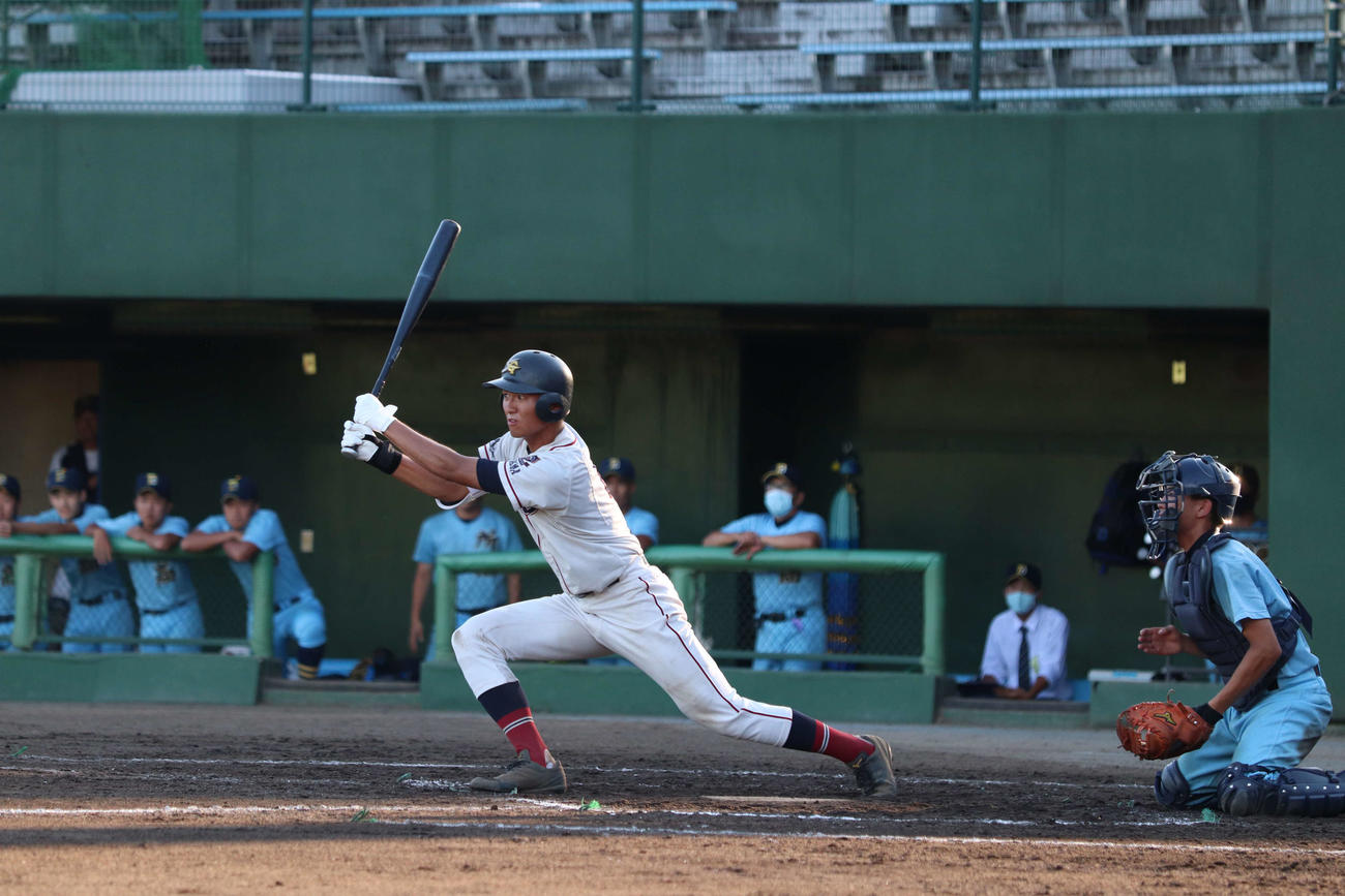 所沢商対聖望学園　7回制のため延長8回裏タイブレーク聖望学園1死二、三塁で中犠飛を放つ蔵田（撮影・沢田直人）