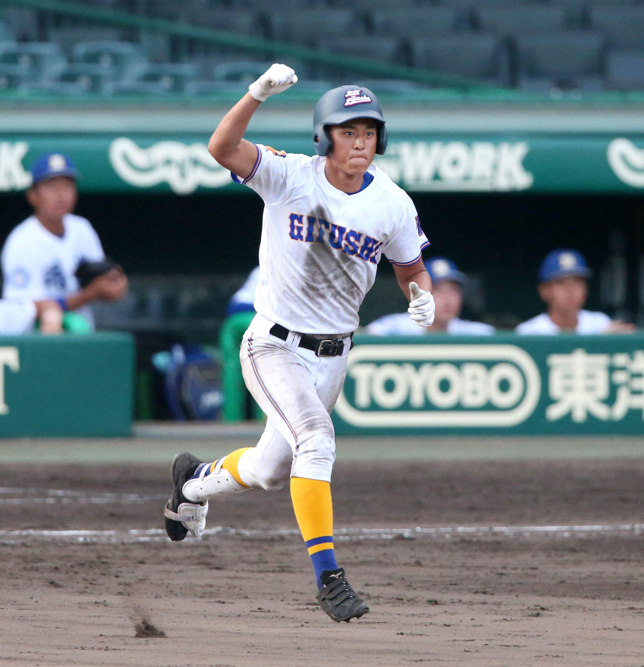 明豊対県岐阜商　9回裏県岐阜商無死、佐々木は左中間越え本塁打を放ちガッツポーズ（撮影・上山淳一）