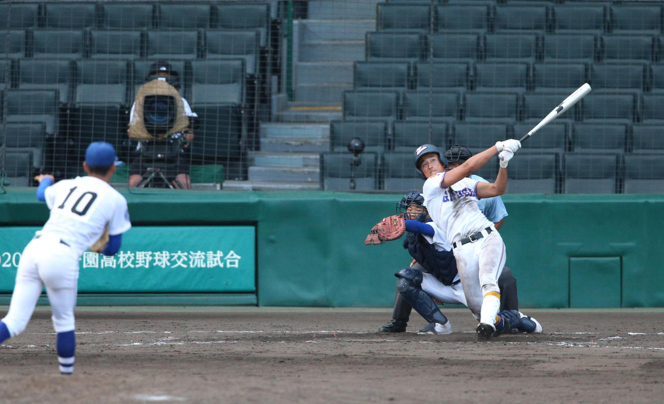 明豊対県岐阜商　9回裏県岐阜商無死、佐々木は今大会１号となる本塁打を左中間スタンドに放つ（撮影・上山淳一）