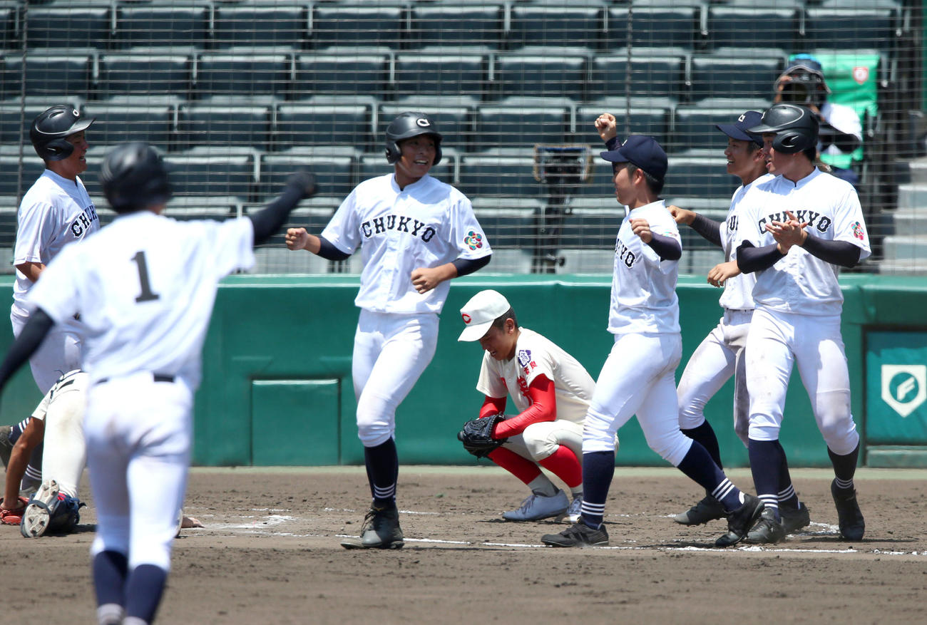 智弁学園対中京大中京　タイブレーク10回裏中京大中京無死満塁、西村（右から4人目）は打者・西村の二飛を二塁手錦織が落球しサヨナラとなりガックリする（撮影・上山淳一）