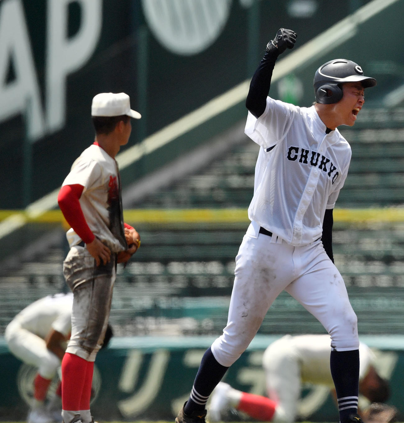 智弁学園対中京大中京　タイブレークの末、智弁学園を下しガッツポーズする中京大中京・高橋（撮影・横山健太）