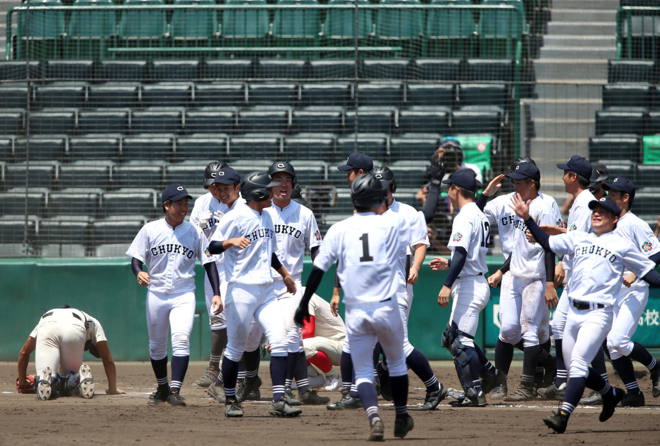 智弁学園対中京大中京　タイブレーク10回裏中京大中京無死満塁、西村の二飛を二塁手錦織が落球しサヨナラとなり喜ぶ中京大中京ナイン（撮影・上山淳一）