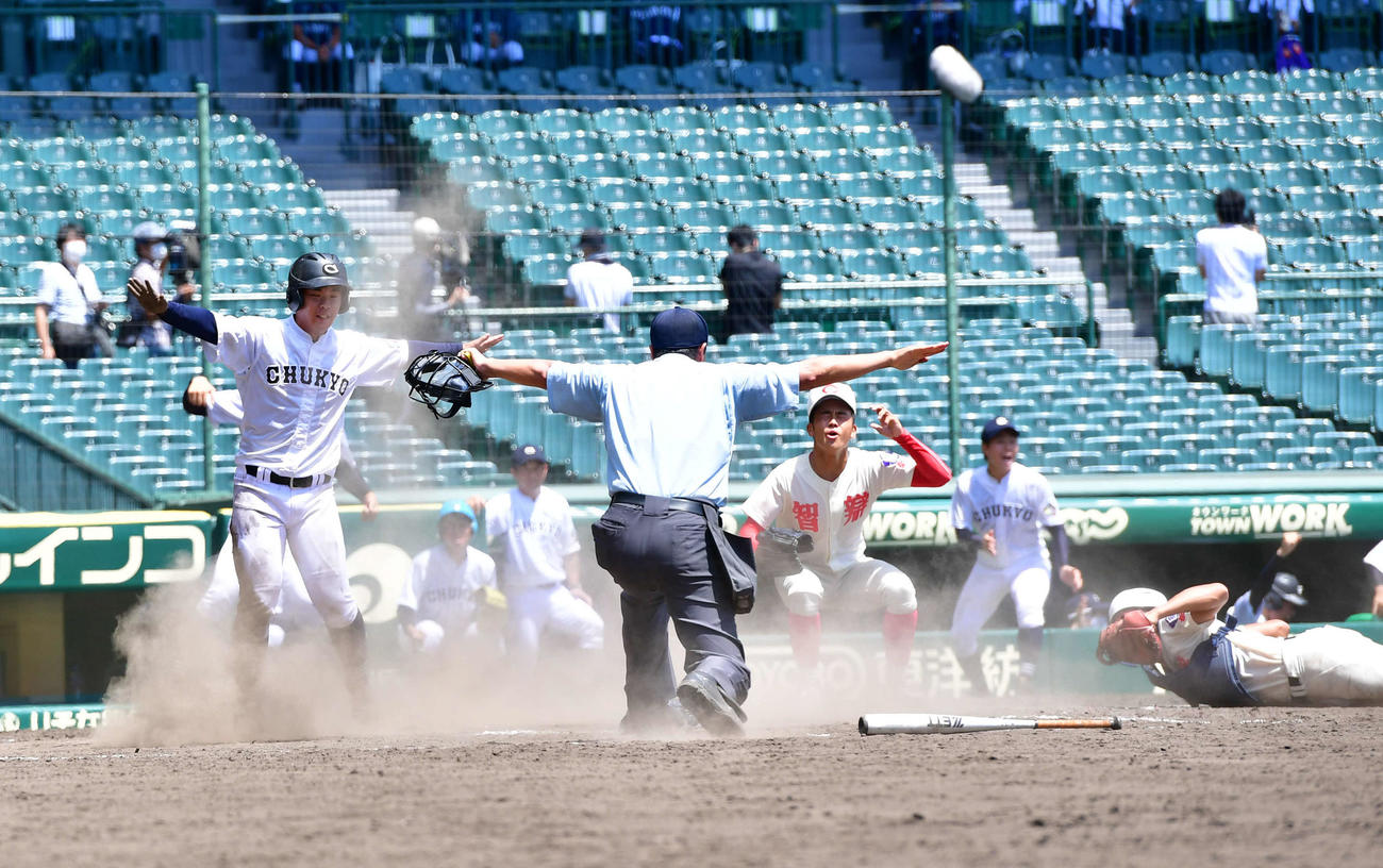 延長タイブレーク10回裏中京大中京無死満塁、錦織拓馬が二飛を落球、中京大中京の三塁走者・前田識人（左）が生還しサヨナラ負けとなりグラウンドに崩れ落ちる智弁学園・西村王雅（中央）（撮影・岩下翔太）