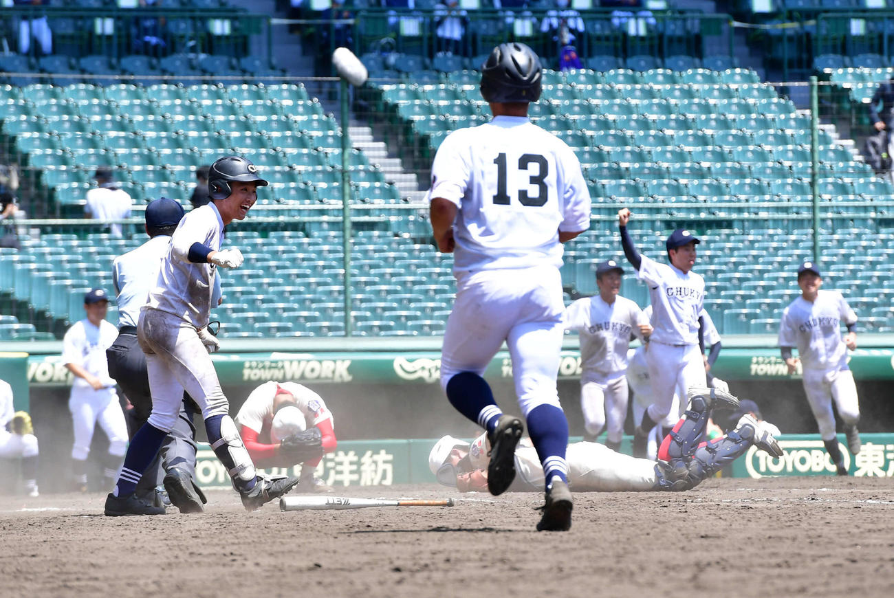 延長タイブレーク10回裏中京大中京無死満塁、西村友哉の二飛を落球した間に三塁走者の前田識人（左）が生還しサヨナラ勝ち、喜びを爆発させる中京大中京ナイン（中央はグラウンドに崩れ落ちる智弁学園・西村王雅、捕手は田上拓磨）（撮影・岩下翔太）