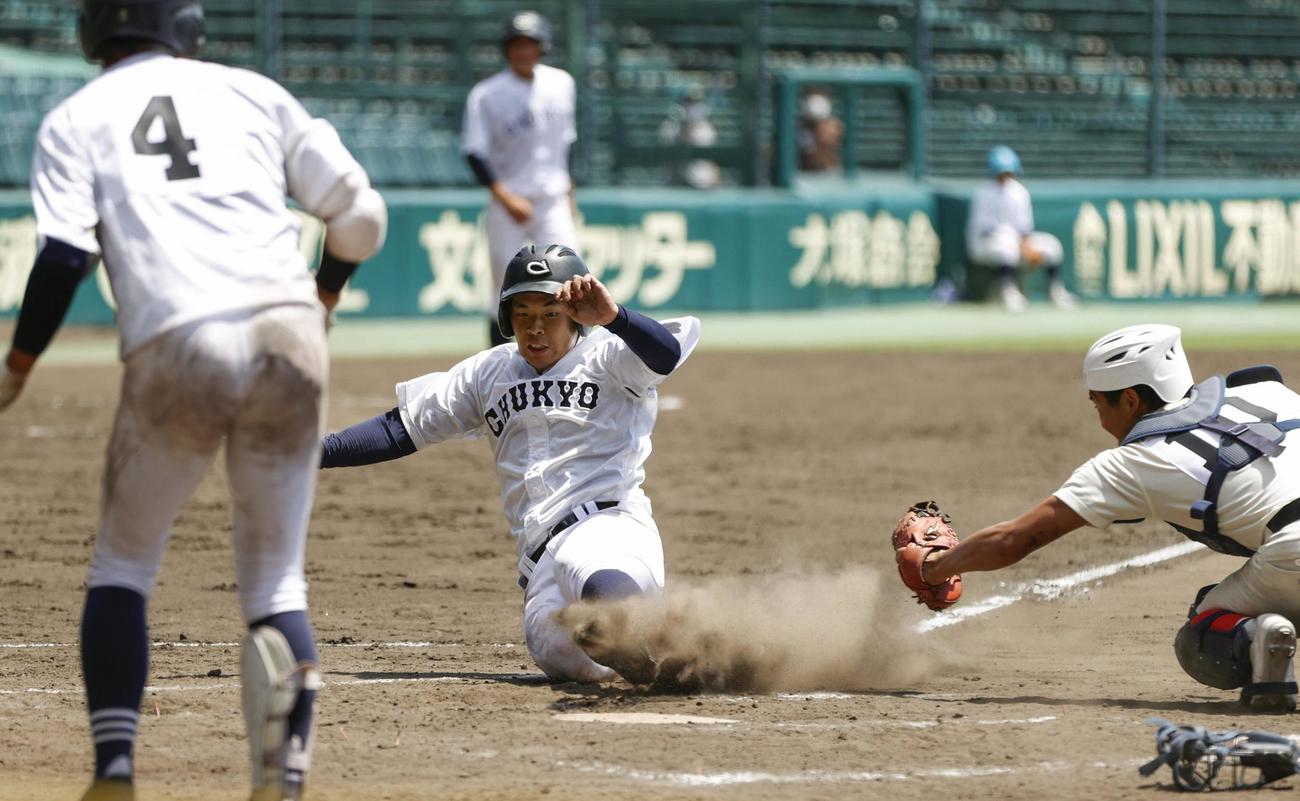 智弁学園―中京大中京　タイブレークの10回裏中京大中京無死満塁、インフィールドフライと宣告された西村の打球を二塁手が落球し、三走前田が生還。捕手田上（共同）