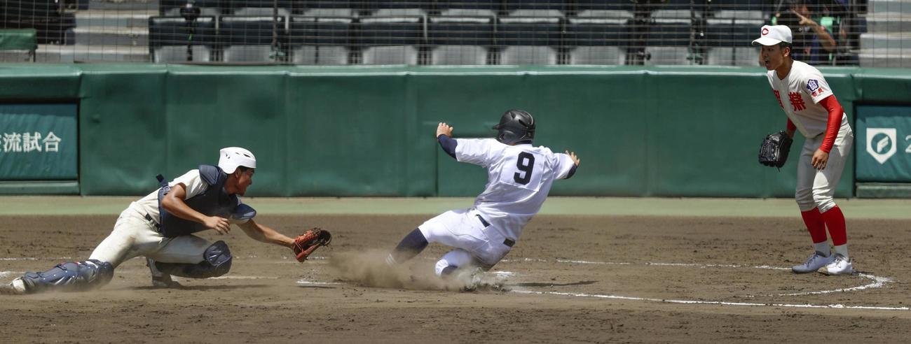 智弁学園―中京大中京　タイブレークの10回裏中京大中京無死満塁、西村の打球がインフィールドフライと宣告され二塁手錦織が落球し、サヨナラの生還をする三走前田。捕手田上、右は投手西村（共同）