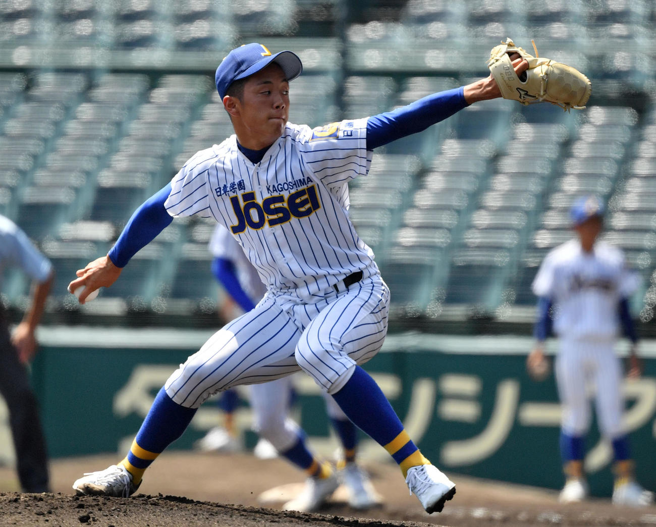 鹿児島城西対加藤学園　力投する鹿児島城西先発の八方（撮影・横山健太）