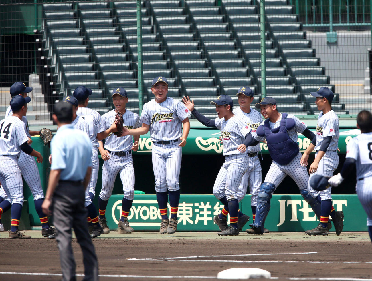 鹿児島城西対加藤学園　初回、鹿児島城西打線をを0点に終えベンチ前で盛り上がる加藤学園（撮影・上山淳一）