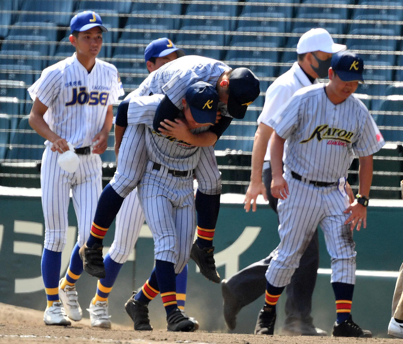 鹿児島城西対加藤学園　6回表途中、負傷交代する加藤学園・勝又（撮影・横山健太）
