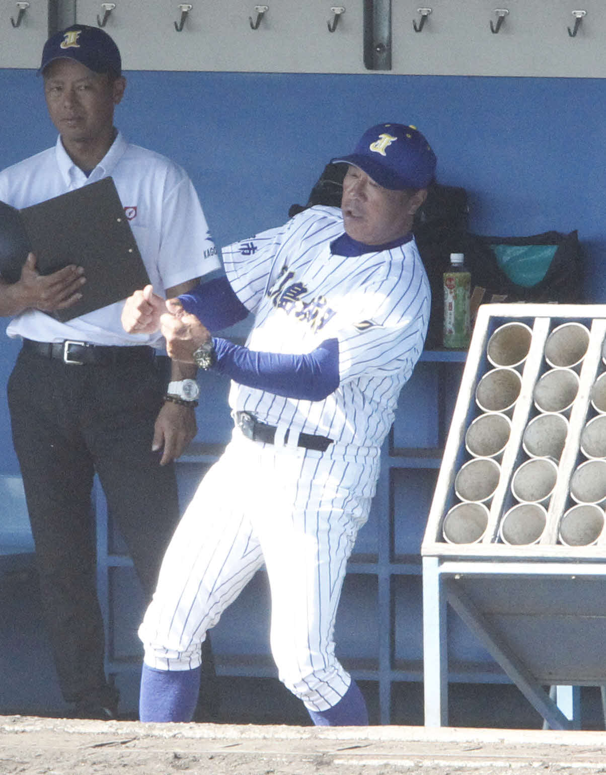 九州高校野球秋季大会・第3日　鹿児島城西対城北　ベンチから打撃アドバイスを送る鹿児島城西の佐々木誠監督（撮影・菊川光一）