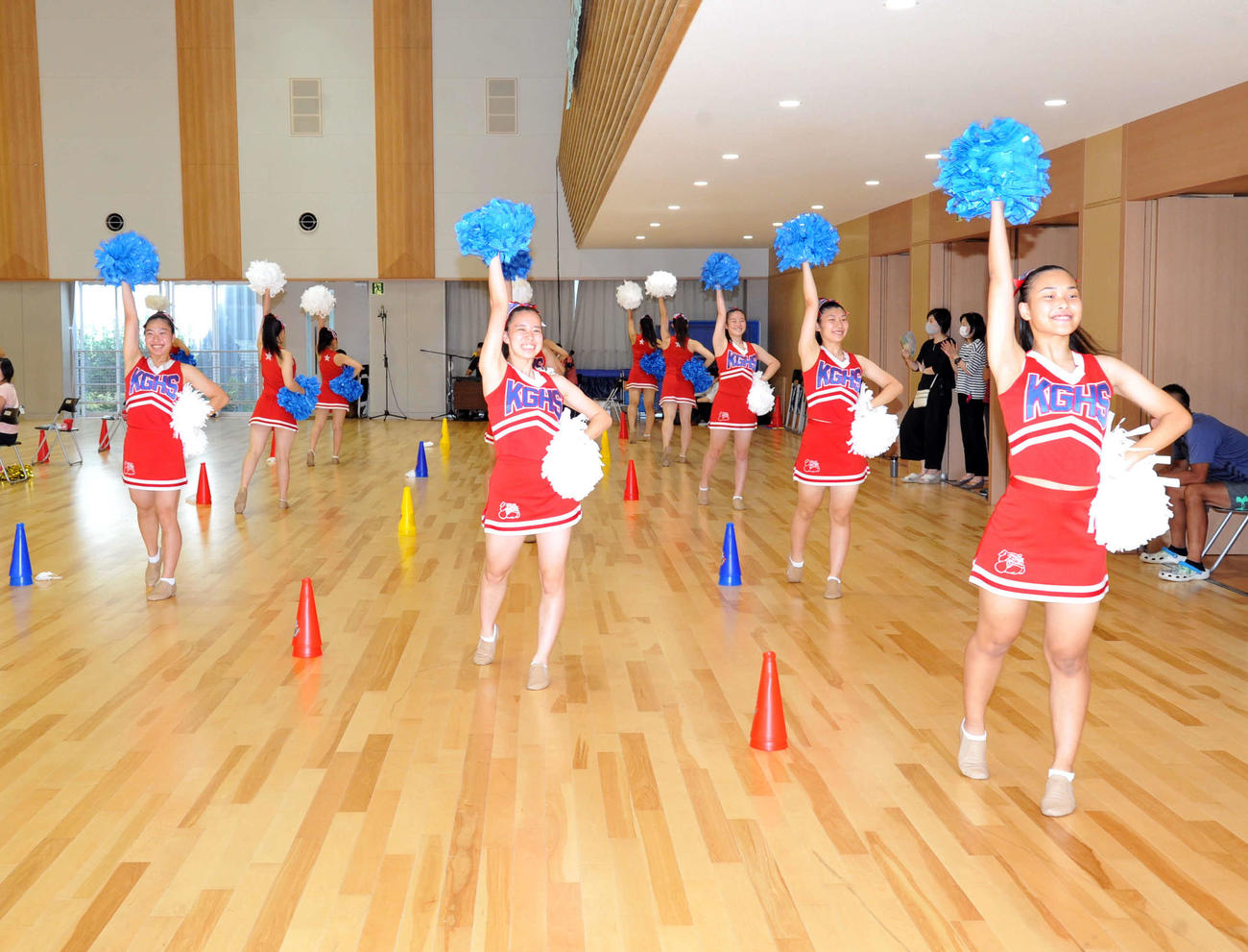笑顔でダンスする加藤学園のチアリーダーたち