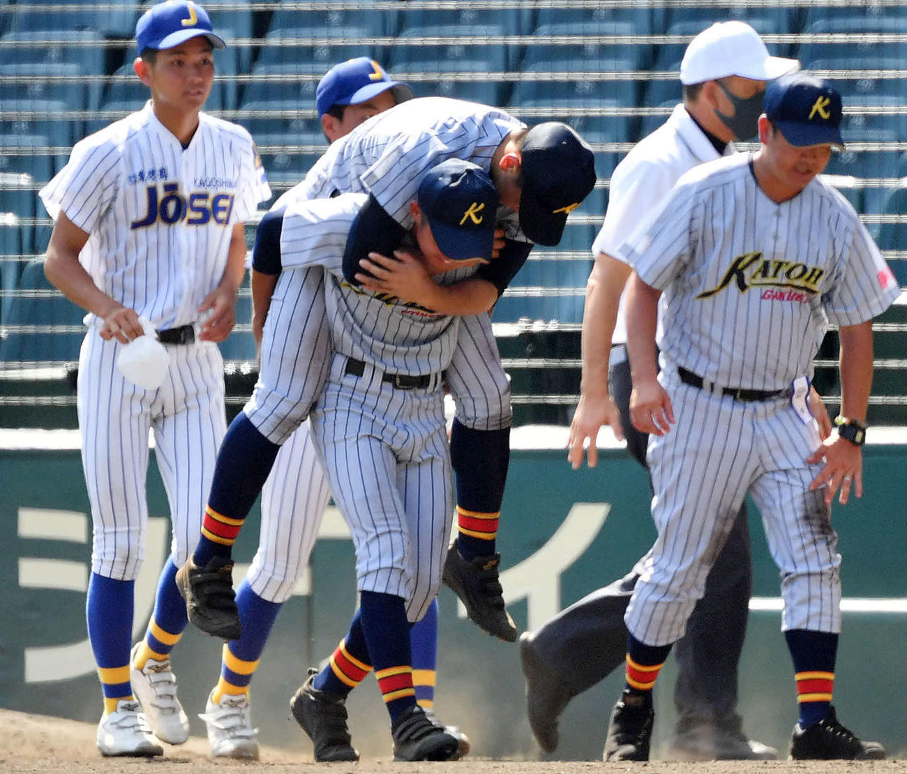 鹿児島城西対加藤学園　6回表途中、仲間に背中を借りてベンチへ引き揚げる、負傷交代の加藤学園・勝又（撮影・横山健太）