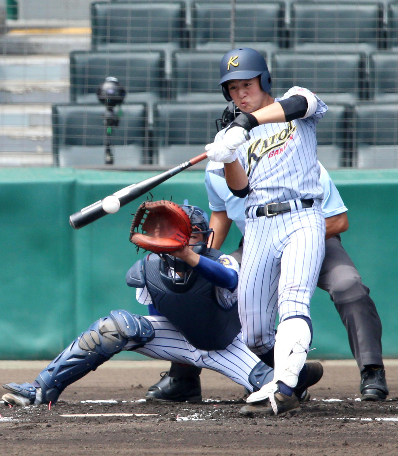鹿児島城西対加藤学園　2回裏加藤学園1死、勝又は中前打を放つ（撮影・上山淳一）